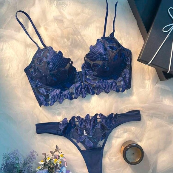 Fleur de Lys Bustiers Set by SilkRose Lingerie - Picture 8 of 15